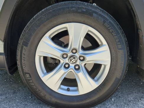 Used 2021 Toyota RAV4 XLE w/ Convenience Package AWD/4WD image 9
