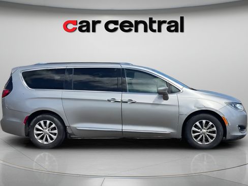 Used 2019 Chrysler Pacifica Touring-L FWD image 6