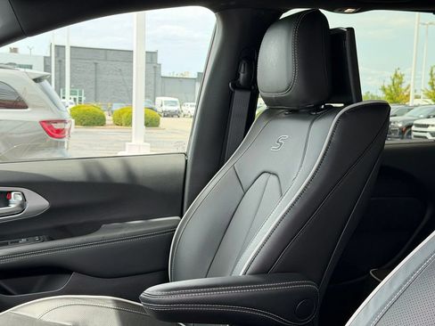 Used 2025 Chrysler Pacifica Limited w/ Uconnect Theater Family Group AWD/4WD image 15