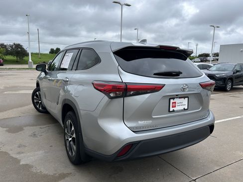 Used 2020 Toyota Highlander XLE AWD/4WD image 4