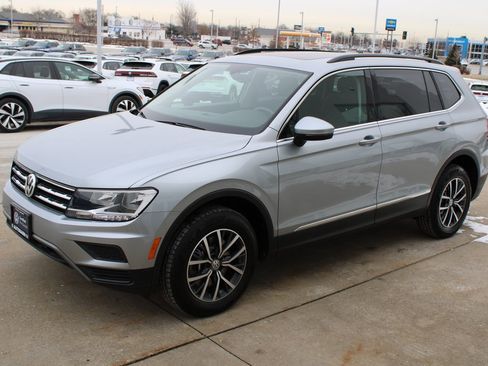 Certified 2020 Volkswagen Tiguan SE w/ Panoramic Sunroof Package image 3