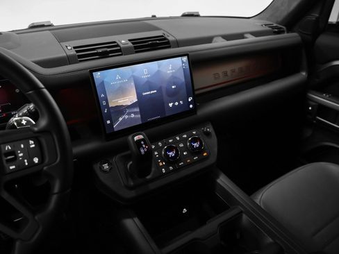 Used 2025 Land Rover Defender 110 image 37