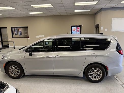 Used 2024 Chrysler Pacifica Touring-L image 9