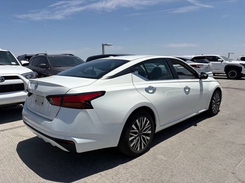Used 2025 Nissan Altima 2.5 SV FWD image 2