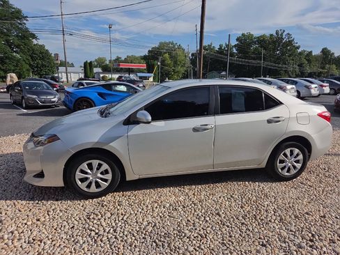 Used 2017 Toyota Corolla XLE FWD image 3