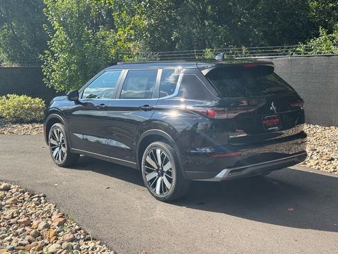 New 2025 Mitsubishi Outlander SE image 3