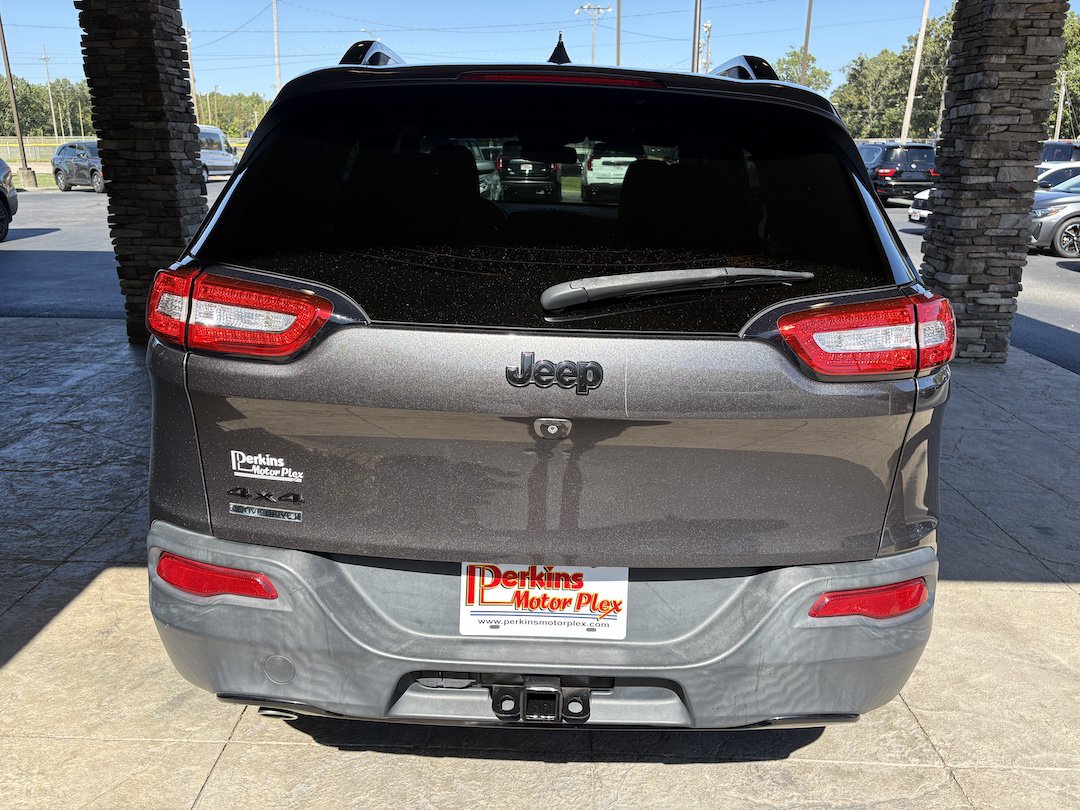 Used 2016 Jeep Cherokee Latitude w/ Cold Weather Group AWD/4WD image 7