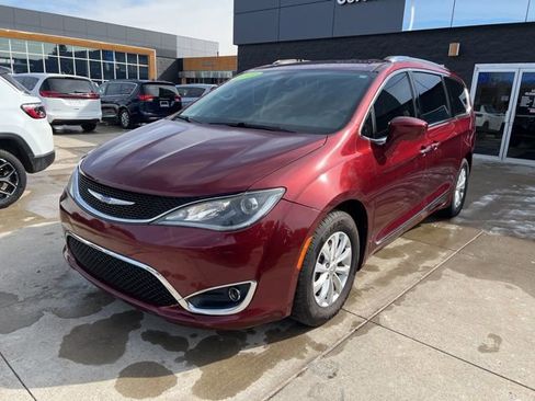 Certified 2019 Chrysler Pacifica Touring-L image 2