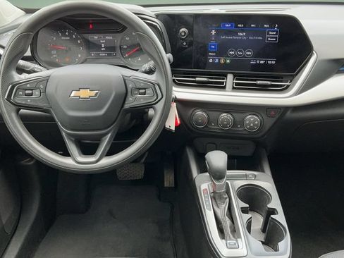Used 2024 Chevrolet Trax LS w/ LS Convenience Package FWD image 11