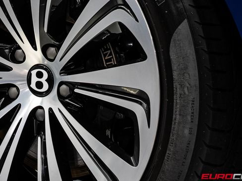 Used 2021 Bentley Bentayga AWD/4WD image 21