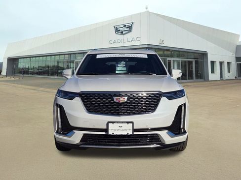 New 2025 Cadillac XT6 Luxury image 2