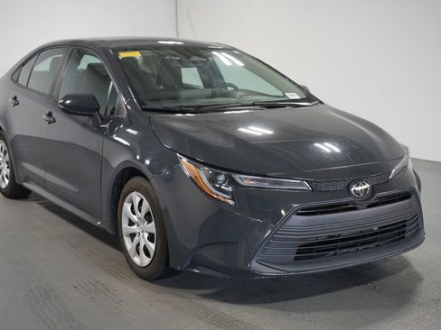 Used 2023 Toyota Corolla LE image 3