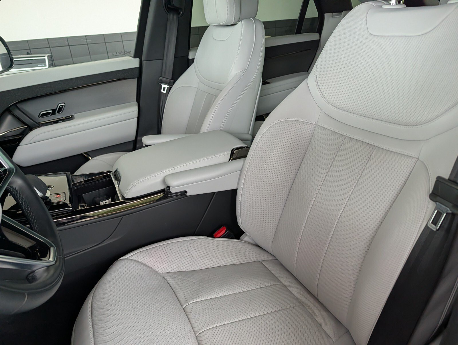 Used 2025 Land Rover Range Rover Sport SE AWD/4WD image 9
