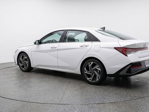 Used 2025 Hyundai Elantra Limited FWD image 5