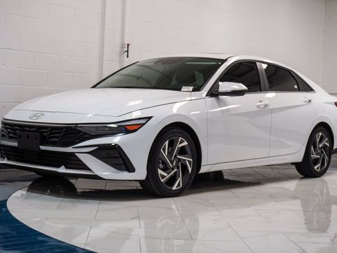 Used 2025 Hyundai Elantra Limited w/ Cargo Package FWD image 4