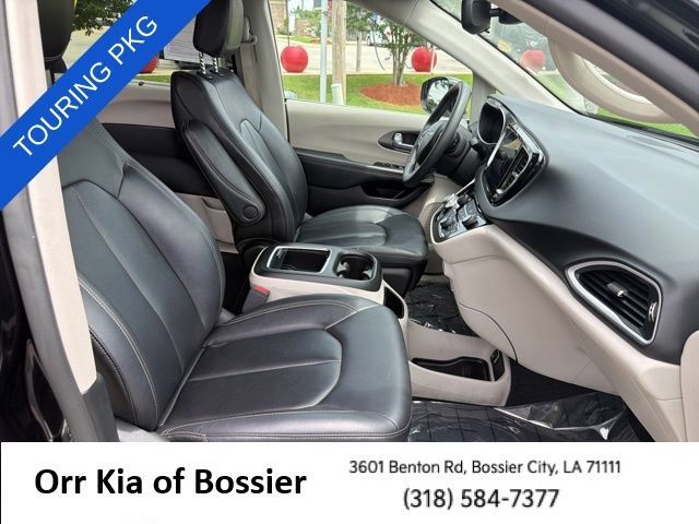 Used 2024 Chrysler Pacifica Touring-L FWD image 23