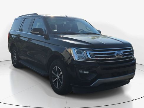 Used 2018 Ford Expedition XLT w/ Equipment Group 201A AWD/4WD image 4