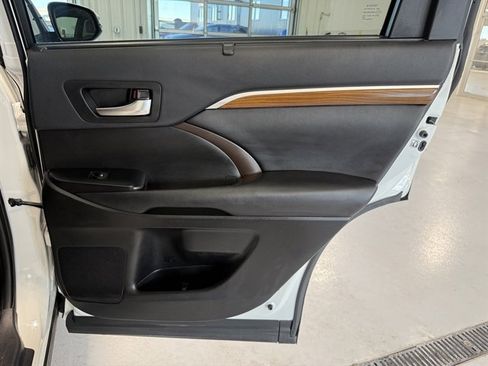 Used 2019 Toyota Highlander Limited image 23