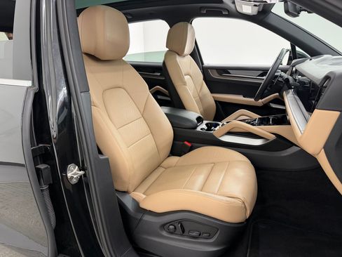 Certified 2025 Porsche Cayenne AWD/4WD image 26