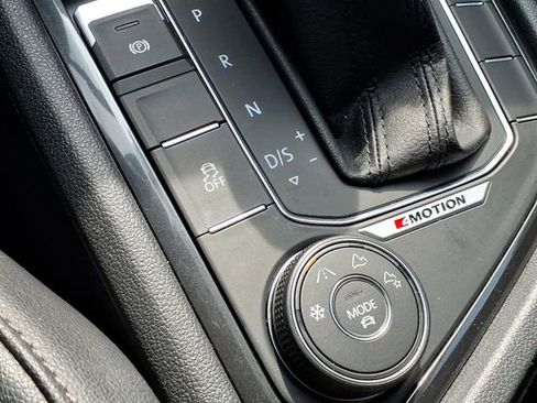 Used 2018 Volkswagen Tiguan SE AWD/4WD image 14