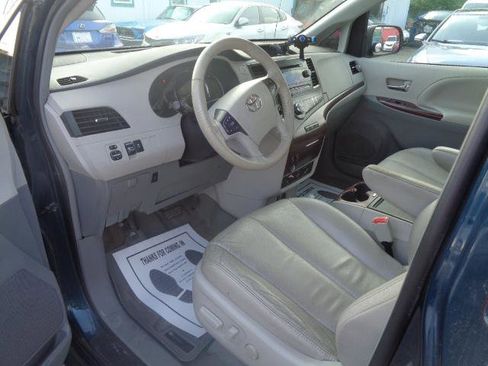 Used 2012 Toyota Sienna XLE image 16