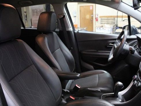 Used 2022 Chevrolet Trax LT w/ LT Convenience Package image 11