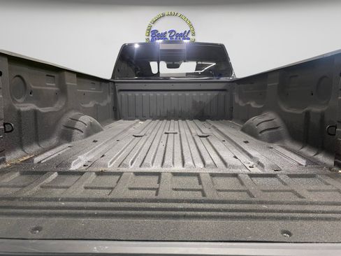 Used 2017 Nissan Titan SV image 22