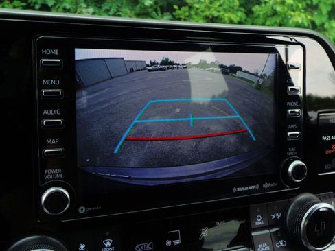 Used 2022 Toyota Highlander XLE AWD/4WD image 14
