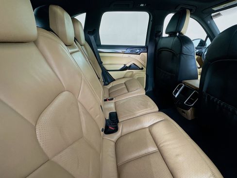 Used 2016 Porsche Cayenne w/ Premium Package image 30