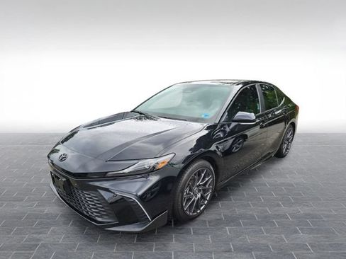 Used 2025 Toyota Camry SE w/ Convenience Package FWD image 3