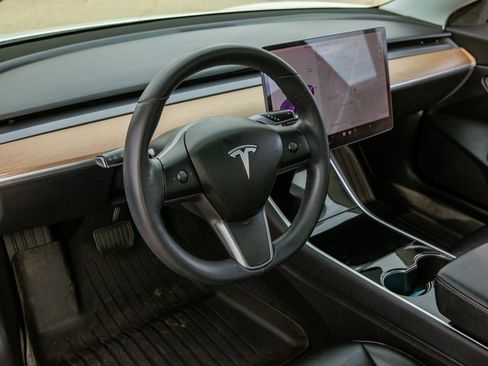 Used 2019 Tesla Model 3 Standard Range image 10