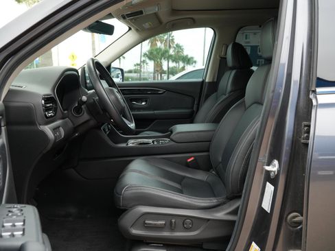 Used 2025 Honda Pilot Touring image 11