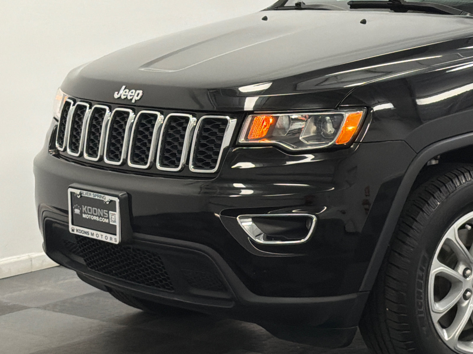 Used 2021 Jeep Grand Cherokee Laredo AWD/4WD image 2