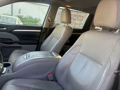 Used 2014 Toyota Highlander XLE FWD image 17