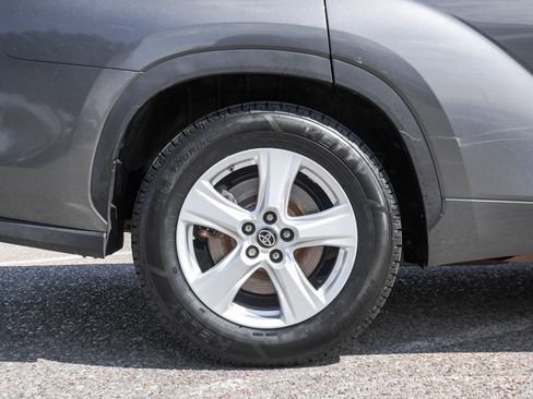 Used 2022 Toyota Highlander LE image 12