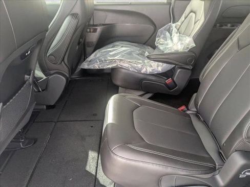 New 2026 Chrysler Pacifica Select image 15