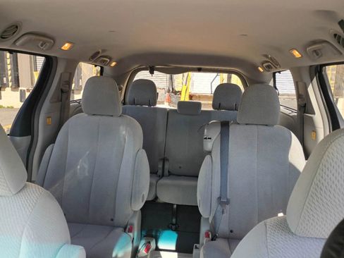 Used 2012 Toyota Sienna LE image 18