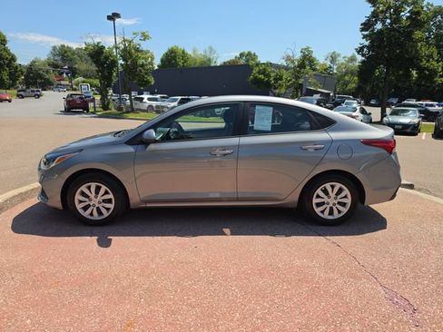 Used 2022 Hyundai Accent SE FWD image 2