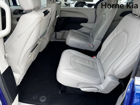 Used 2021 Chrysler Pacifica Touring-L w/ Uconnect Theater Family Group image 11
