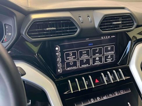 Used 2021 Lamborghini Urus AWD/4WD image 30