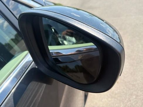 Used 2022 Chrysler Voyager LX FWD image 6