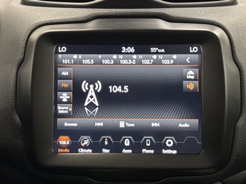 Used 2023 Jeep Renegade Latitude w/ Sun & Fun Group AWD/4WD image 35