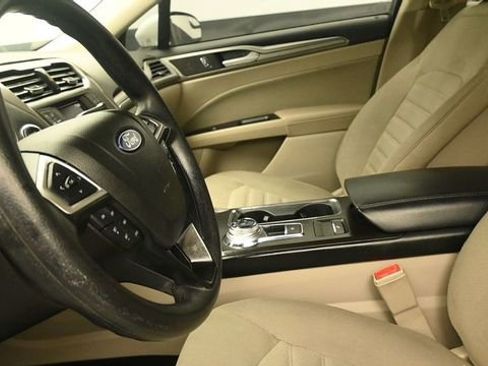 Certified 2018 Ford Fusion SE FWD image 19