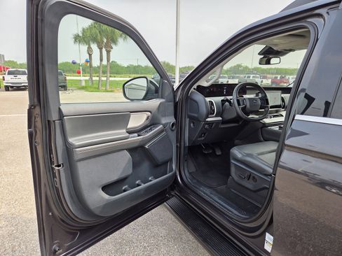 Used 2025 Ford Expedition Active AWD/4WD image 14
