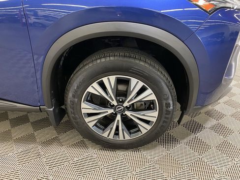 Used 2023 Nissan Rogue SV image 2