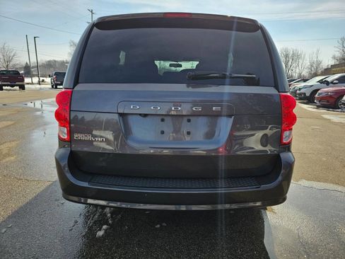 Used 2018 Dodge Grand Caravan SE image 4