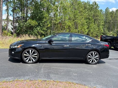 Used 2020 Nissan Altima 2.0 Platinum FWD image 21