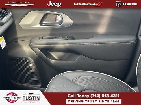 New 2026 Chrysler Pacifica Limited w/ Uconnect Theater Family Group FWD image 21