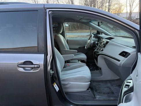 Used 2011 Toyota Sienna LE image 23