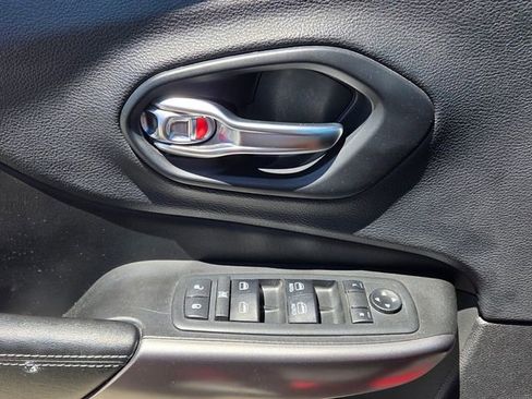 Used 2019 Jeep Cherokee Latitude Plus w/ Comfort/Convenience Group FWD image 30